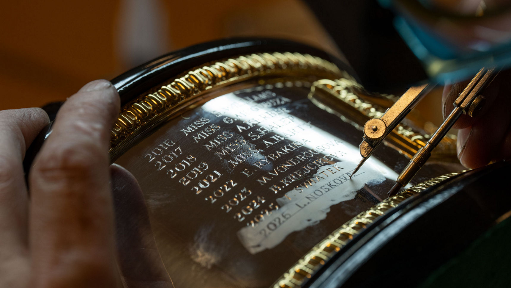 Los grabadores de trofeos de Wimbledon convierten cada final en historia en cuestión de minutos
